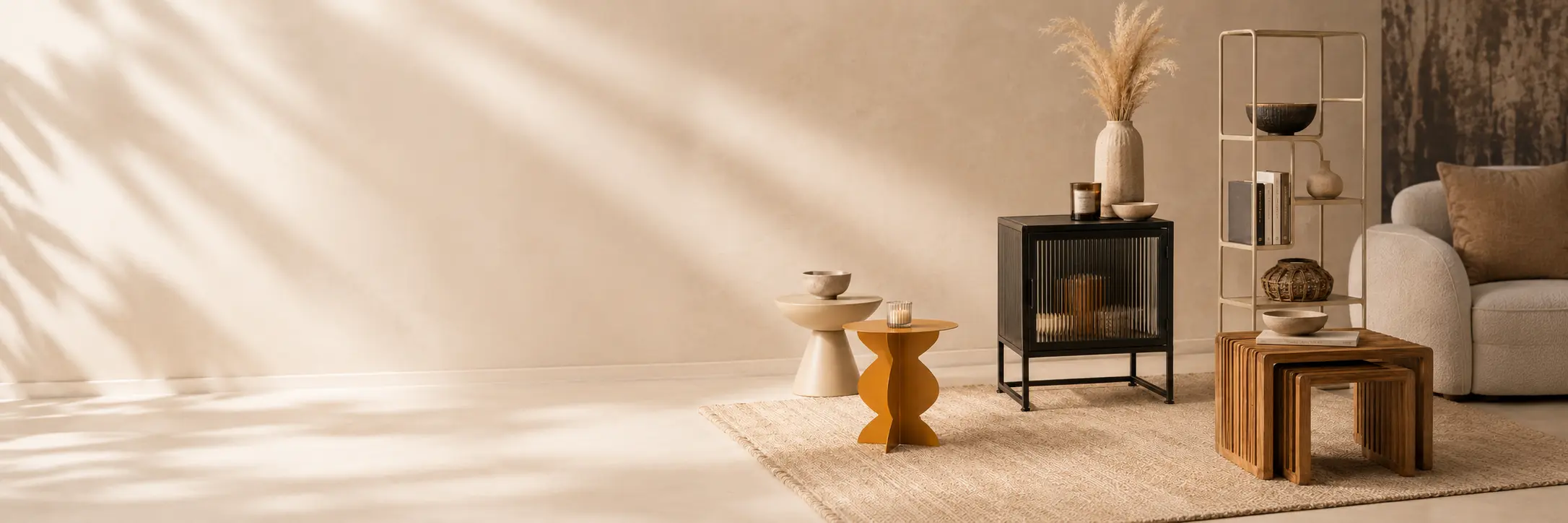Moderne Beistelltische, Regale und Wohnmöbel von Pandaglow in einem stilvollen Raum